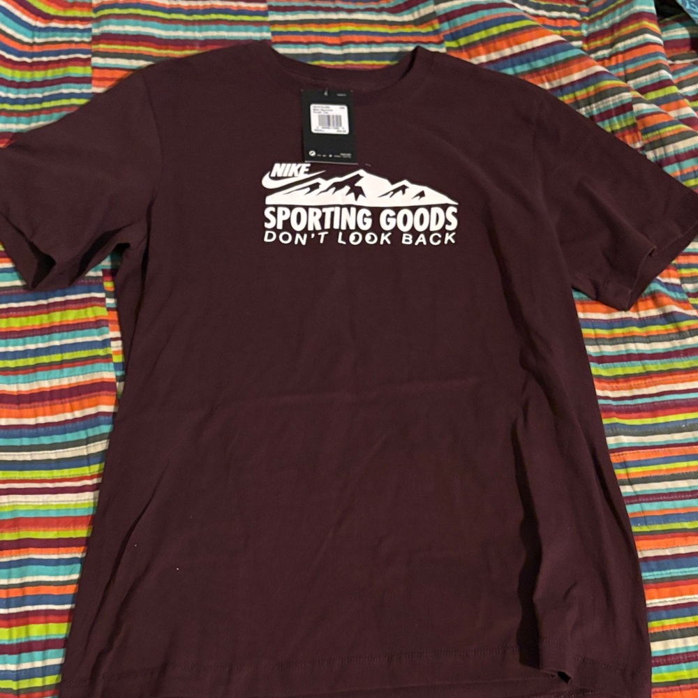 Nike Burgundy Sporting Goods Tee size small don’t look back graphic T-shirt, new